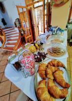 Habitación con cama extragrande y vistas a la montaña