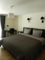 Zimmer mit Kingsize-Bett und Gartenblick.