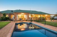 B&B Mudgee - Spacious resort style property with pool in Mudgee - Rest Easy Mudgee Villa - Bed and Breakfast Mudgee