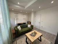 Lovely 1-bedroom flat with Patio - Chambres d’hôtes Londres