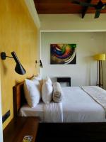 Habitación con cama extragrande y vistas a la montaña