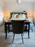 Modern flat near train station with free parking - B&B