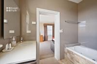 Queen Suite with Spa Bath - 4