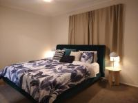 B&B Phillip - King Bed, 350m to Hospital @Woden - Bed and Breakfast Phillip
