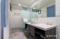 Zimmer mit Queensize-Bett und Balkon
