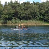 Kindvriendelijke bungalow in het bos bij zwemmeer. - B&B