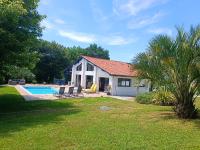 Spacieux et Lumineux appartement dans Villa Contemporaine avec Piscine chauffée privative près Golf d'Arcangues - Chambres d’hôtes