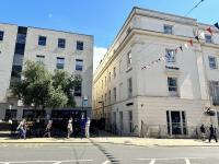 Stunning 2-bed Town Centre Apartment - Hosted by Hutch Lifestyle - Chambres d’hôtes