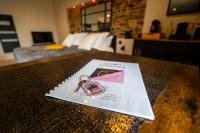 Zimmer mit Queensize-Bett und Whirlpool-Badewanne