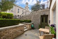 Spectacular 2 Bedroom Apartment with Sunny Garden & Terrace - Bed and Breakfast