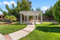 Stylish & Bright ~ Huge Backyard ~ King Beds ~ Pkg - B&B Palmdale