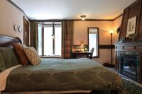 Deluxe Queen Room with Fireplace