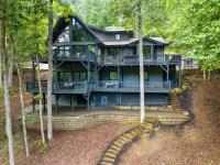 B&B Dawsonville - New Listing! Riverview Retreat - Hot Tub, Pool Table - Bed and Breakfast Dawsonville