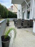 Erholsame City-Erdgeschosswohnung mit Veranda, Grill und Parkplatz D46EG - Bed and Breakfast