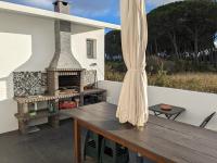 Small house with private park and yard - Bed and Breakfast Terrugem