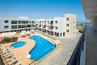 Apartment with Pool View 