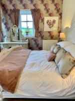 Private room & bathroom in Manor House - Ferienwohnung Maybole