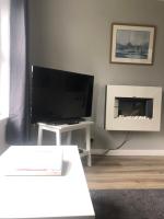Cosy cottage with sea views close to local shops. - B&B Lamlash