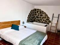 B&B Benaocaz - Jacuzzi en Benaocaz by CadizTime Apartments - Bed and Breakfast Benaocaz