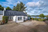 Traditional Cottage with Private Hot Tub in the Heart of Donegal - B&B