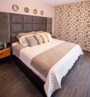 Chambre Lit Queen-Size avec Salle de Bains Commune 