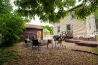 4 Bedroom House, sleeps 12, short walk to Main St! - Chambres d’hôtes Saint Charles
