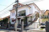 Casa 1 Mai, Parcare in curte - Chambres d’hôtes Râmnicu Vâlcea