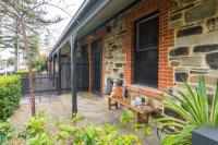 Blackbird at Arlos Glenelg South - Chambres d’hôtes Glenelg