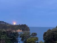 Funky Beach House with sea and country views - B&B Orewa