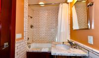 Habitación con cama extragrande y bañera de hidromasaje