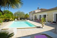 B&B Sigogne - Maison avec piscine et jacuzzi - Bed and Breakfast Sigogne