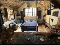 B&B Tregaron - Coed Y Ddraig - themed 3 bedroom cottage, with bar & pool table - Bed and Breakfast Tregaron