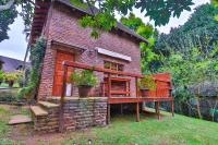 CASTLE COTTAGE Self catering fully equipped homely 120sqm double story king bed cottage in a lush green neighborhood - Chambres d'hôtes Hillcrest