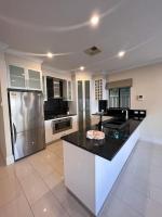 Executive Villa Close To CBD with Spa - B&B
