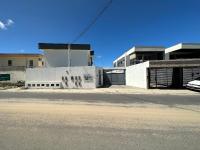 Apto no pavimento superior com 2 quartos (ambos com ar)com vista para o mar e internet privada 300MBPS. a aproximadamente 900m da praia de Taperapuã (Axé Moi), Residencial Vista Bela condomínio com piscina e área gourmet. - B&B