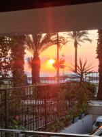 Elegant & Cozy Retreat Home, City Center Gem by the Seaside, Steps from the Tram - B&B Smirne