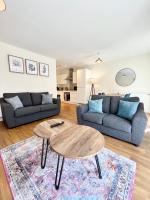 B&B Portsmouth - Modern spacious 2 bed Apartment, close to Gunwharf Quays & Historic Dockyard - Balcony, Smart Tv, Free Parking, WiFi, Double or single beds - Bed and Breakfast Portsmouth
