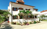 Apartments Mirjana Fičor-Baška with balcony and view - Bed and Breakfast Baška