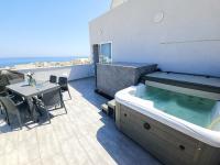 Prestigious & Modern SeaView Penthouse with Private Jacuzzi - B&B Marsaskala