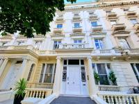 Brilliant 3 Bedroom Hyde Park Apartment plus a sofa-bed, Building with Elevator, 1 Flight of stairs only to climb - Chambres d’hôtes Londres
