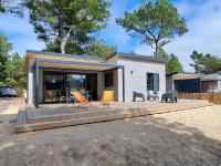 Chalet standing, 6 couchages, piscine chauffée, terrasse privée, proche plage et commerces - FR-1-361-520 - Chambres d’hôtes Jullouville