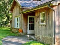 B&B Sevierville - The Hillbilly Hideaway with Hot Tub, Creek, & Outdoor Games - Bed and Breakfast Sevierville