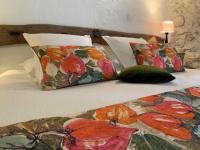 Zimmer mit Kingsize-Bett und Gartenblick.