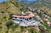 B&B Los Angeles - Hollywood Hills Luxury Spanish Estate with Pool & Views - Bed and Breakfast Los Angeles