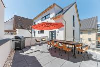 GoldenHome - Comfy&Big - FootballTable - BarbecueTerrace - Nähe Autobahn, Therme, Stadion - Bed and Breakfast