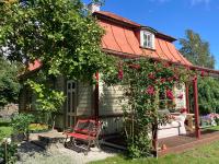 Cozy private house with patio near the beach! - Chambres d’hôtes