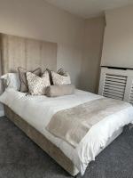 B&B Liverpool - 3 Bedroom House on Beatles Famous Road - Bed and Breakfast Liverpool