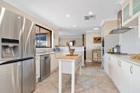 Jarvis Place Spacious 3BR house with a cosy log fire & luxury spa bath - B&B Kalgoorlie