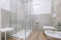 Habitación con cama extragrande y balcón