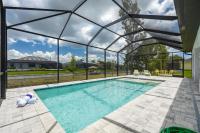 Pool overlooking canal, Outdoor Grilling station - Villa Sand Dollar Siesta - B&B